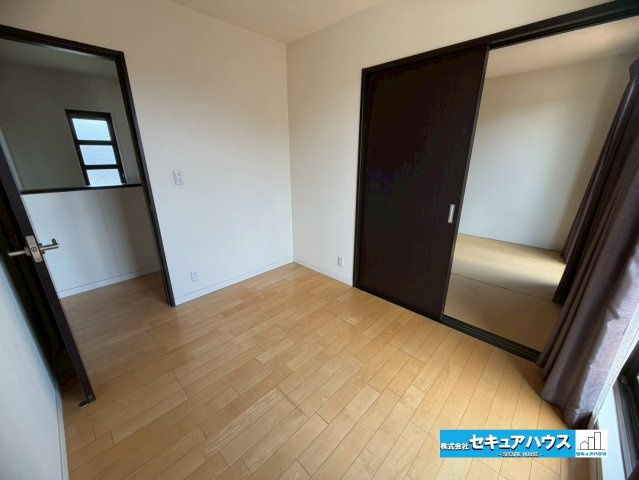 【中古戸建】東浦町大字石浜字菰蓋の洋室|【洋室】
◆家族一人ひとりの大切なプライベート空間。趣味に合わせて使って頂けるようシンプルに仕上げてあります。暮らし心地を大きく左右する収納を、適材適所に配置し使い勝手を考慮しました。
