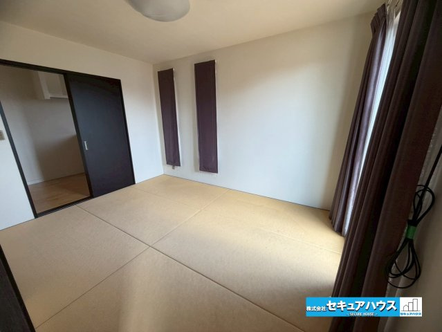 【中古戸建】東浦町大字石浜字菰蓋の和室|【和室】
◆落ち着いた雰囲気の和室は、くつろぎ空間としてはもちろん、お子様の遊び場や来客時にも活躍します！