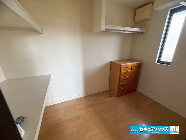 【中古戸建】東浦町大字石浜字菰蓋の収納|【ウォークインクローゼット】
◆ウォークインクローゼットのある住まいで収納上手な生活を実現！衣類だけでなく、箱物や思い出の品もたっぷり収納できますので整理整頓もスムーズに。居室空間をより広々と使えます