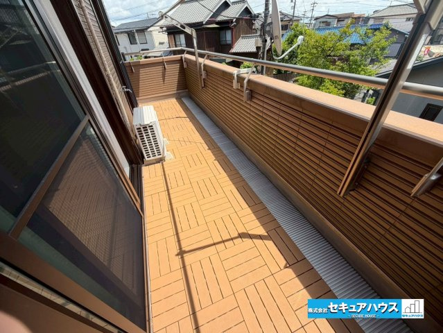 【中古戸建】東浦町大字石浜字菰蓋のバルコニー|【バルコニー】
 ◆見晴らしもよく、太陽の温かな温もりをめいっぱい受け止めてくれます。 太陽の光と爽やかな風を受けたお洗濯物はあっという間に乾き、取りこむ時には太陽の匂いを感じられそうですね。