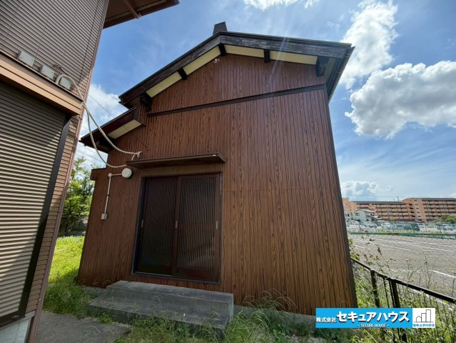 【中古戸建】東浦町大字石浜字菰蓋の外観|【離れ・外観】
◆母屋と程よい距離感を保てる離れは、趣味部屋や在宅ワーク、ゲストルームなど多目的に活用できる特別な空間です。
暮らしにゆとりとプライベート感をプラスしてくれます。