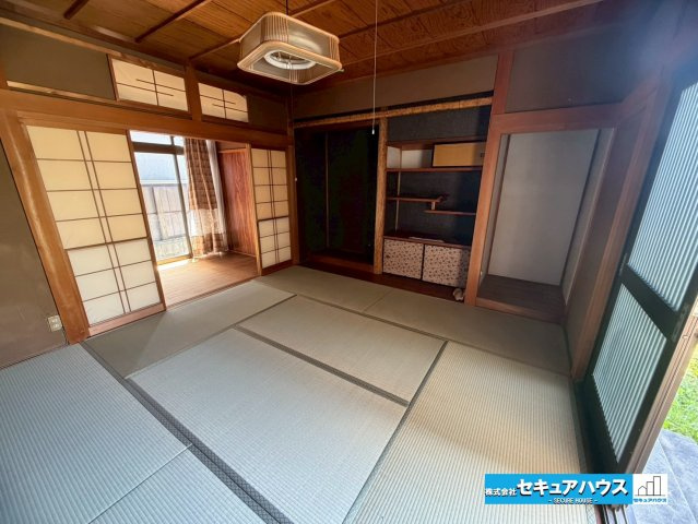 【中古戸建】東浦町大字石浜字菰蓋の和室|【離れ・和室】
◆落ち着いた雰囲気の魅力の和室は、くつろぎ空間としてはもちろん、来客用などで活躍すること間違えなし！！
◆畳のぬくもりが心地よい癒しの空間です。