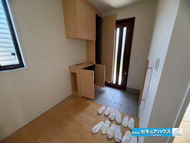 【中古戸建】東浦町大字石浜字菰蓋の玄関|【玄関】
 ◆光が差し込み明るいです。気分も晴れやかになりますね。 
◆玄関には、収納力のあるシューズボックスがございます。玄関まわりがすっきり片付きます。　