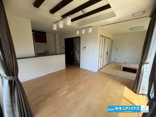 【中古戸建】東浦町大字石浜字菰蓋の居間・リビング|【LDK】 
◆家族揃ってリビングで過ごすお休みの日が、楽しみになる場所となることでしょう。 対面式のオープンキッチンは、家事をしながら家族の様子が一目でわかる安心＆便利設備♪