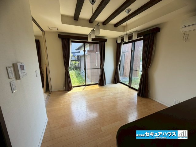 【中古戸建】東浦町大字石浜字菰蓋の居間・リビング|【LDK】
◆日当たりが良く温かい広々リビングは家族の団らんスペースになります。