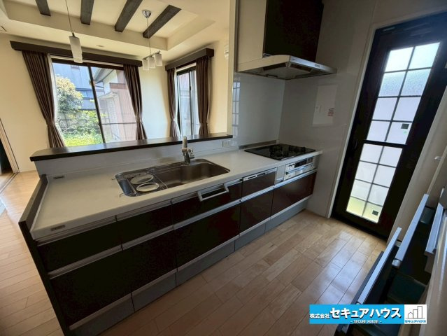 【中古戸建】東浦町大字石浜字菰蓋のキッチン|【キッチン】
広々キッチンスペース 同時にたくさんの料理が調理できる。「焼く・蒸す・煮る」の工程を同時進行で進めることができるので、料理を素早く作ることができます。育児でバタバタ忙しいママに嬉しい♪