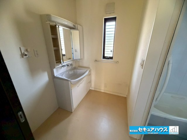 【中古戸建】東浦町大字石浜字菰蓋の洗面所|【洗面台】
◆鏡の裏にはたっぷりと収納スペースを標準装備！
◆電源を付属しているのでドライヤーなど利用できます。