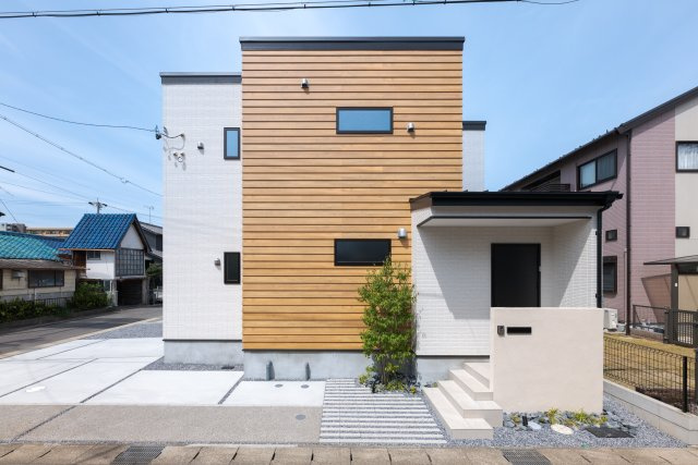 小牧市北外山｜名古屋市の戸建ならホームアップの駐車場|ご夫婦それぞれで車を所有しても安心の3台駐車。
朝の忙しい時間帯も、車の入れ替え不要でスムーズに出発できます