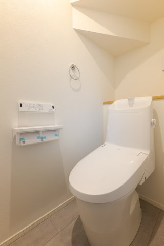 小牧市北外山｜名古屋市の戸建ならホームアップのトイレ|2か所にトイレを完備。混み合う朝や来客時も安心の設計！