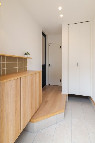 小牧市北外山｜名古屋市の戸建ならホームアップの玄関|大容量のシューズボックスで、散らかりがちな玄関もスッキリ。