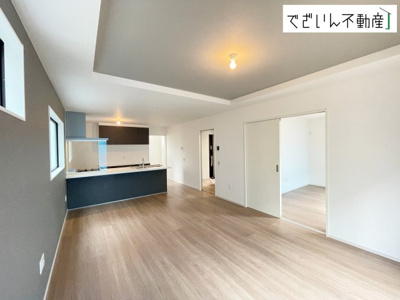 【居間・リビング】 | LIGARE久喜市野久喜4期　新築住宅 | ≪2号棟≫細部まで丁寧に仕上げられた内装が、日々の生活を豊かに彩ります。家族の思い出が増えていく場所に。
現地(2026年6月撮影)