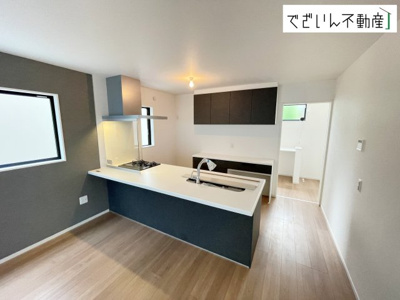 【居間・リビング】 | LIGARE久喜市野久喜4期　新築住宅 | ≪2号棟≫共働きでも無理なく使える効率的なレイアウト。夕食の準備も、家族の会話を楽しみながら進められる、心地よいキッチンです。
現地(2026年6月撮影)