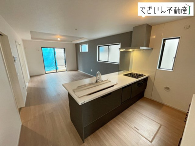 【キッチン】 | LIGARE久喜市野久喜4期　新築住宅 | ≪2号棟≫共働きでも無理なく使える効率的なレイアウト。夕食の準備も、家族の会話を楽しみながら進められる、心地よいキッチンです。
現地(2026年6月撮影)