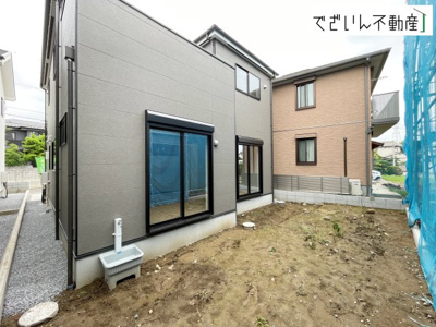 【外観】 | LIGARE久喜市野久喜4期　新築住宅 | ≪2号棟≫南向きの穏やかな佇まいが、家族の新しい日常を優しく包み込む。静かな街並みに、安心して子育てできる環境が整っています。
現地(2026年6月撮影)