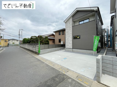 【外観】 | LIGARE久喜市野久喜4期　新築住宅 | ≪2号棟≫街並みに馴染む、シンプルで洗練された佇まい。暮らしにちょっとした遊び心を添えてくれるお家です。
現地(2026年6月撮影)