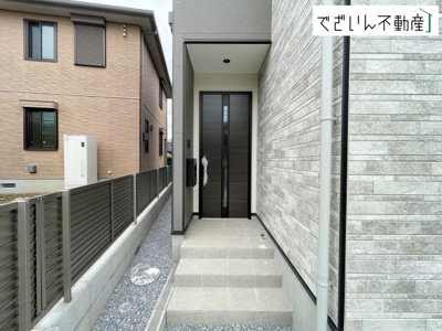 【玄関】 | LIGARE久喜市野久喜4期　新築住宅 | ≪2号棟≫清潔感溢れる玄関がお出迎えする本邸宅の物語は、ここから始まる日常を期待させます。この場所には「希望」と「優越」で包み込んでくれる「特別」な空間があります。
現地(2026年6月撮影)