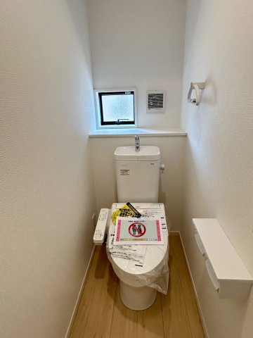 今治市別宮町第1-2号棟　新築戸建のトイレ|温水洗浄便座を完備した、清潔感溢れるトイレ空間。2箇所に設置されているので、家族の準備が重なる忙しい朝の時間帯も待ち時間を気にせずスムーズに。日々のお手入れもしやすい最新設備で、心まで整う。
