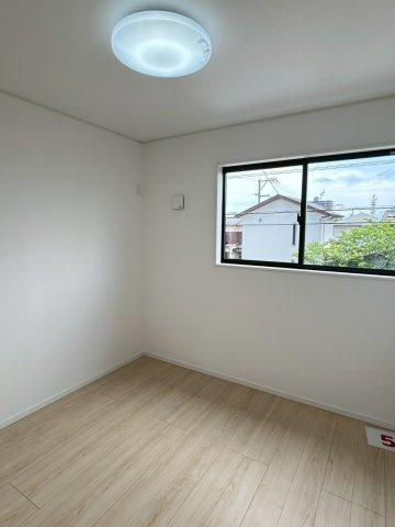 今治市別宮町第1-2号棟　新築戸建の洋室|複層ガラスを採用した居室は、静かで落ち着いた時間を過ごせる。クローゼットに荷物をすっきり収めることで、お部屋本来の広さを実感。お子様の成長やライフステージの変化にも柔軟に応えてくれる空間になる。