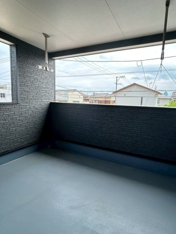 今治市別宮町第1-2号棟　新築戸建のバルコニー|約8.51平米のルーフバルコニーは、洗濯物を干すだけでなく、外の空気を感じるリフレッシュの場所に。青空の下でお布団もカラッと乾き、家事の合間にふと見上げる空が、日常に心地よい潤いを添えてくれる。