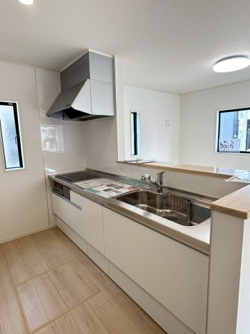 今治市別宮町第1-2号棟　新築戸建のキッチン|浄水器内蔵のシステムキッチンは、広々としたワークスペースで毎日の献立作りも楽しくなる。対面式なのでリビングで寛ぐ家族と会話を交わしながら、美味しい食事を準備する穏やかなひとときを過ごせる。