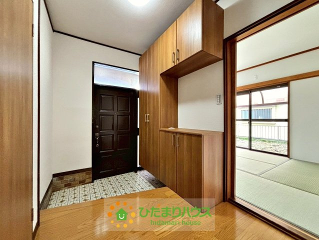 古河市諸川　中古一戸建ての玄関