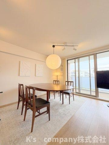 ◎藤沢市辻堂西海岸2丁目　Brillia湘南辻堂海浜公園の居間・リビング|広い窓から明るい日差しが差し込むリビングスペース◇