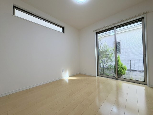 八潮市南川崎　中古戸建の洋室|1階リビング横の洋室5.2帖
