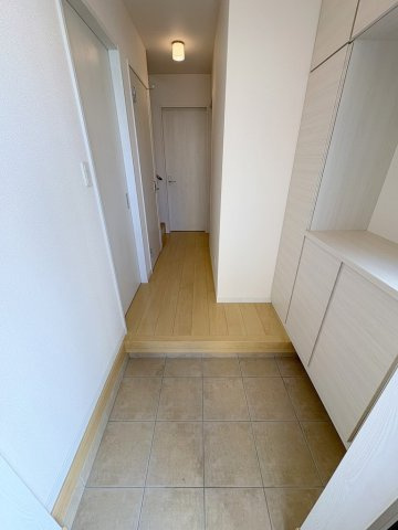八潮市南川崎　中古戸建の玄関|玄関から見た室内写真です