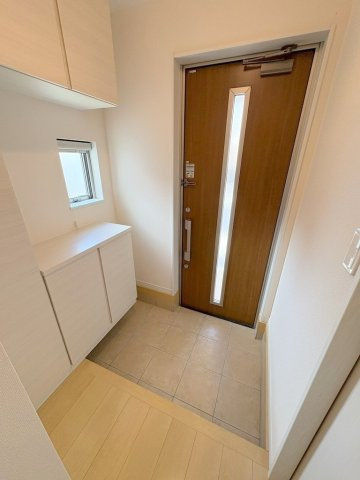 八潮市南川崎　中古戸建の玄関|カウンター部分にはお好きなインテリアが飾れますね◎