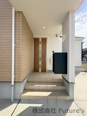 八潮市南川崎　中古戸建のエントランス|不在時に便利な宅配BOXを完備