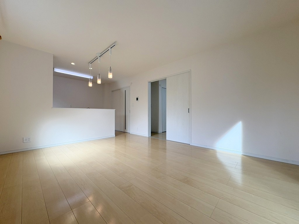 八潮市南川崎　中古戸建の居間・リビング|家族団らんで過ごすリビングは15帖の広さを確保