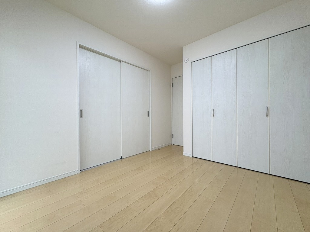 八潮市南川崎　中古戸建の洋室|マルチに使えるリビング横の洋室です