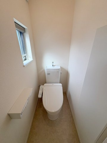 八潮市南川崎　中古戸建のトイレ|2階のトイレです