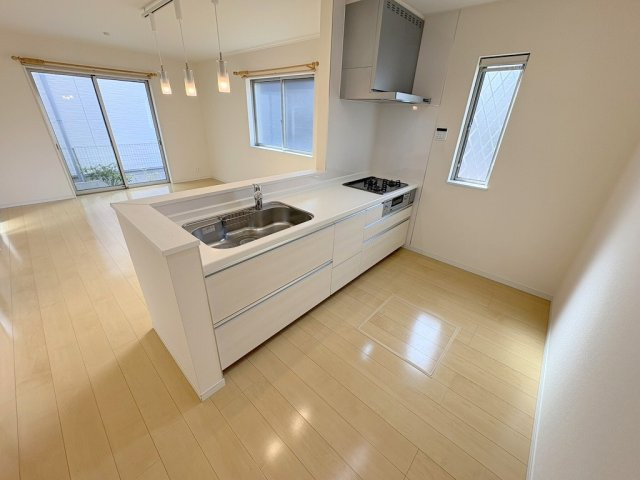 八潮市南川崎　中古戸建のキッチン|会話の弾む対面システムキッチンです