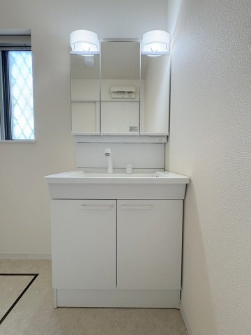 八潮市南川崎　中古戸建の独立洗面台|三面鏡付きシャワードレッサーで朝の準備も快適