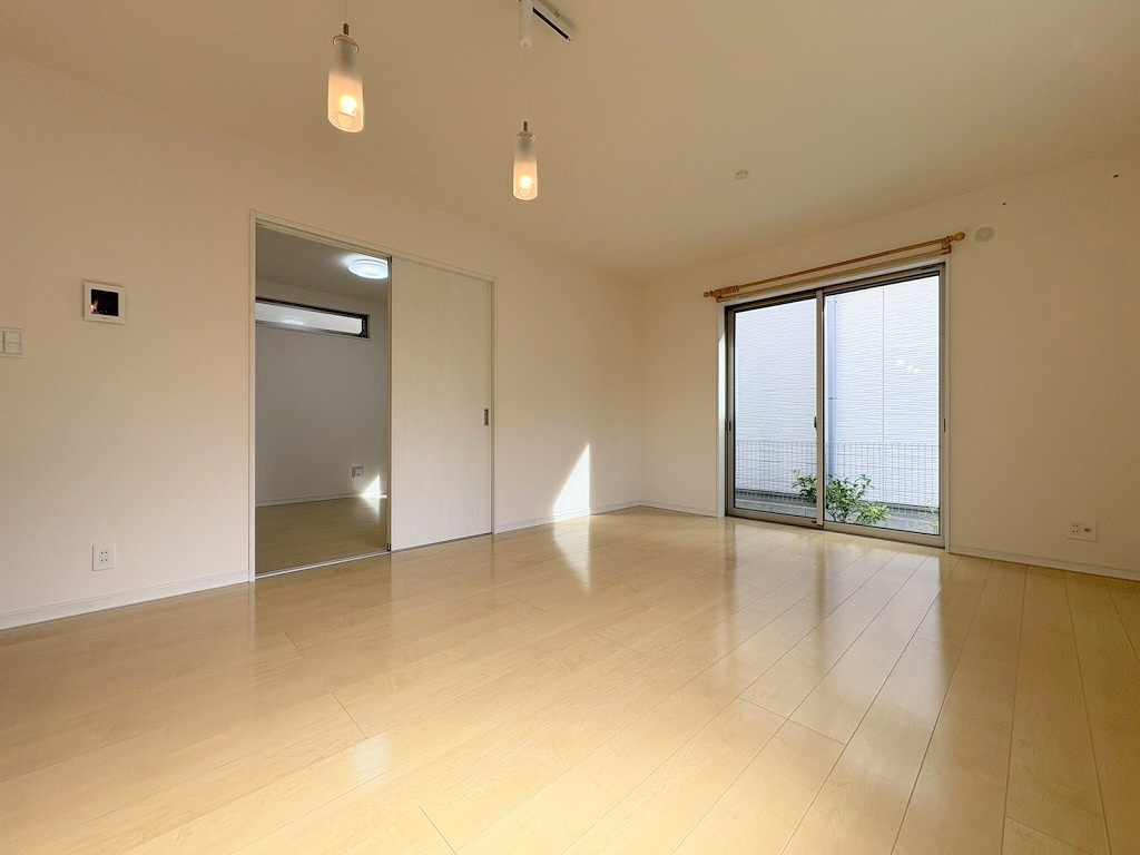 八潮市南川崎　中古戸建の居間・リビング|家族団らんで過ごすリビングは15帖の広さを確保
