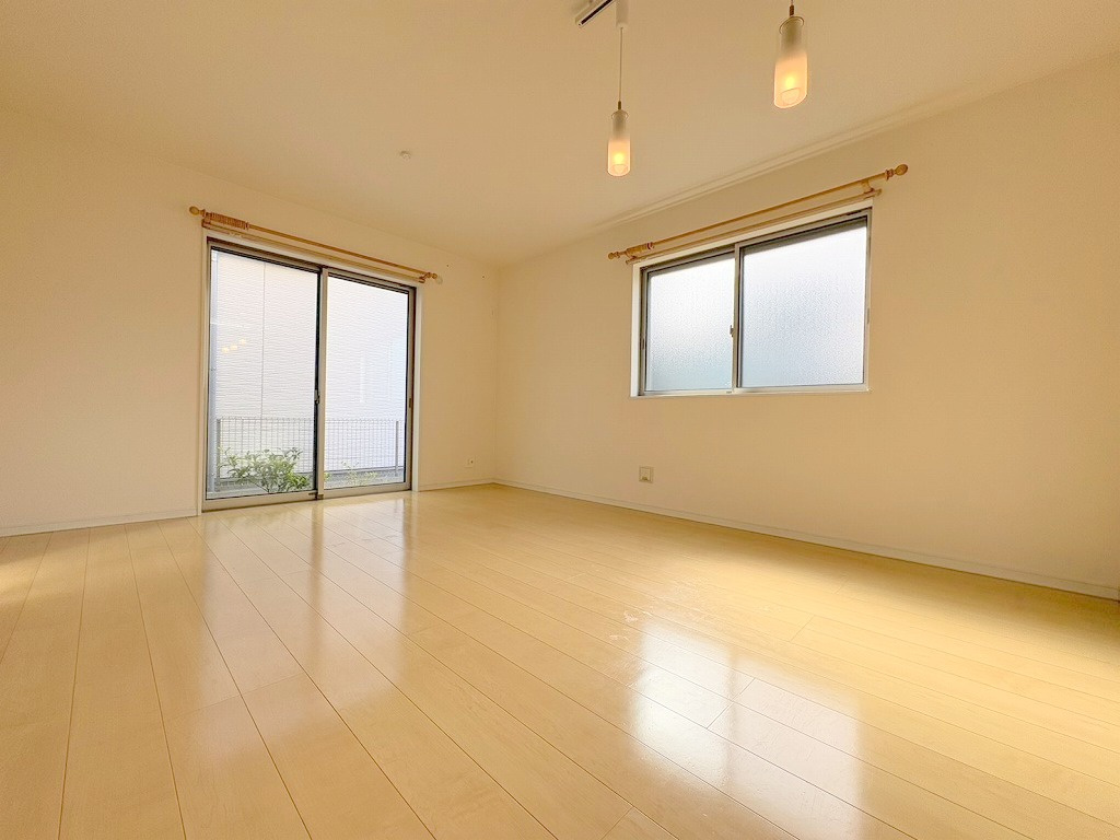 八潮市南川崎　中古戸建の居間・リビング|南西向きの明るいリビングです