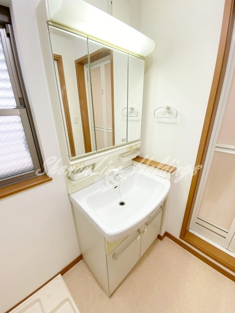 平塚市夕陽ケ丘のアパートの洗面所|明るい洗面所です