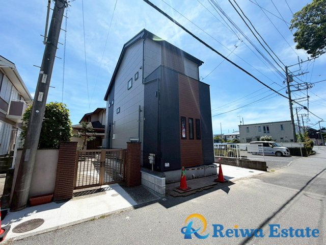 新築戸建　茅ヶ崎市高田1丁目の外観|南側隣地が駐車場のため日当たり良好な立地で開放感があります◎