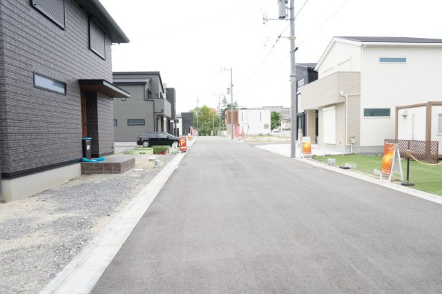 売土地　四條畷市美田町27号地（建築条件無し更地）の前面道路含む現地写真