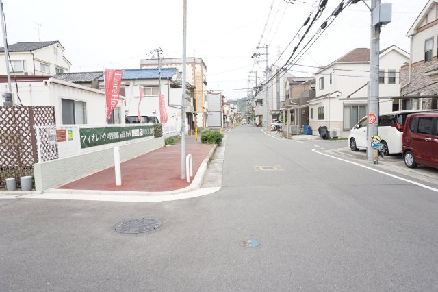 売土地　四條畷市美田町27号地（建築条件無し更地）の前面道路含む現地写真