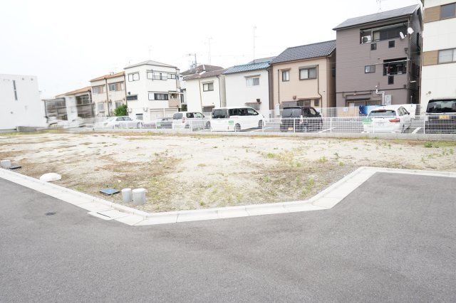 売土地　四條畷市美田町27号地（建築条件無し更地）の前面道路含む現地写真