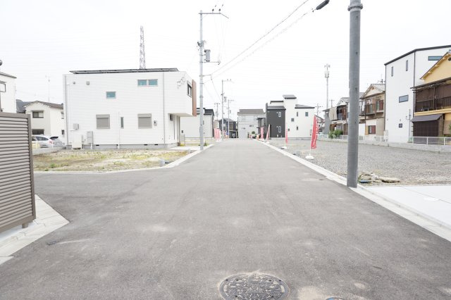 売土地　四條畷市美田町27号地（建築条件無し更地）の前面道路含む現地写真