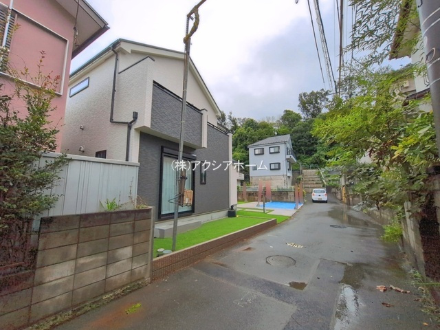 所沢市荒幡・全1棟　新築一戸建　～LDK16.2帖～の前面道路含む現地写真