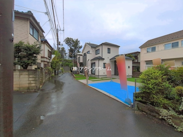 所沢市荒幡・全1棟　新築一戸建　～LDK16.2帖～の前面道路含む現地写真