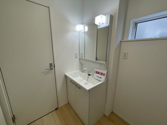 【新築戸建て】秋田市広面第9　2号棟の独立洗面台|三面鏡付き洗面台◎毎日の生活に必要なアイテムをしっかり収納でき、洗面所周りがスッキリ♪