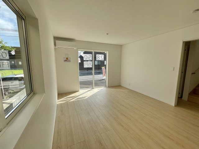 【新築戸建て】秋田市広面第9　2号棟の居間・リビング|リビングにエアコンを標準装備、快適な温度で一年中過ごしやすい空間を実現します♪