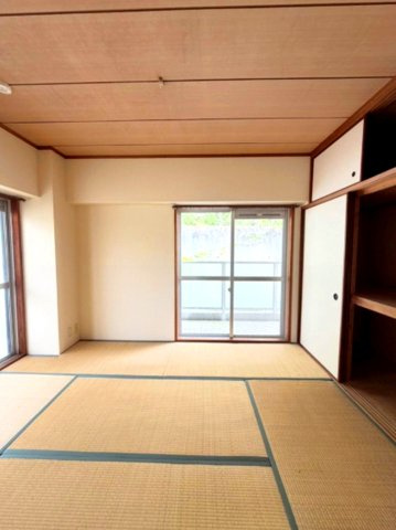 六甲ヒルズ篠原台の和室|光が沢山取り込める大きな窓。2面採光なので、日差しを長時間受ける事が出来る暖かいお部屋です。
