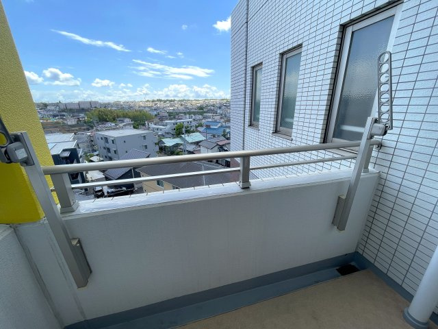 水の流れるロビーは、どこぞのホテル！？そんなゴージャス感もあり、さすがの最上階は抜け感もバッチリな思考が一瞬止まる『サンクタス横浜二俣川』リフォームのバルコニー|バルコニーがあります
