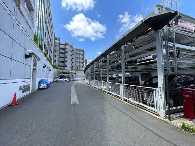 水の流れるロビーは、どこぞのホテル！？そんなゴージャス感もあり、さすがの最上階は抜け感もバッチリな思考が一瞬止まる『サンクタス横浜二俣川』リフォームの駐車場